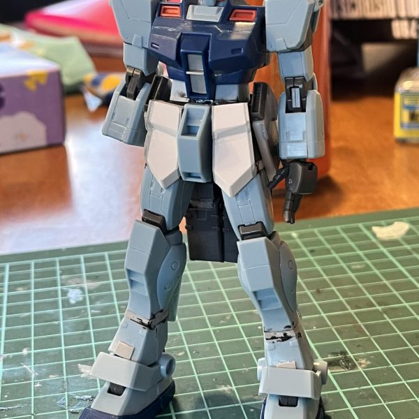 スジ彫りを追加したり、サイドアーマーを作ったり、アンテナを真鍮線に変えたりしていました。サイドアーマーはなかなか納得のいくデザインにできませんねー。スジ彫りも失敗しまくってます。（4枚目）