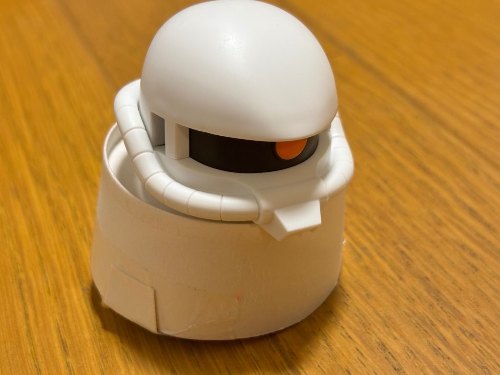 ザクヘッドなら軽くて動いてくれると思ったのでセロハンテープで付けました！使用したザクヘッドはザクプラくんのセブンイレブン限定カラーだッ！それにしてもザクプラくん、イチゴのホワイトチョコに見えるなぁ〜　美味しそうだ！