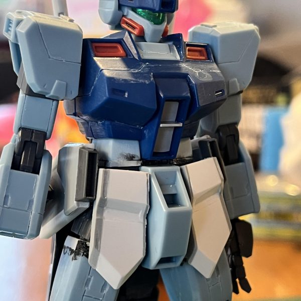 スジ彫りを追加したり、サイドアーマーを作ったり、アンテナを真鍮線に変えたりしていました。サイドアーマーはなかなか納得のいくデザインにできませんねー。スジ彫りも失敗しまくってます。（3枚目）