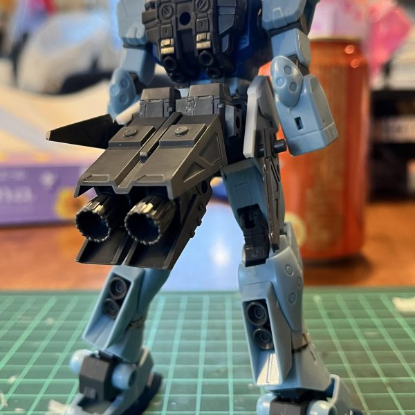 スジ彫りを追加したり、サイドアーマーを作ったり、アンテナを真鍮線に変えたりしていました。サイドアーマーはなかなか納得のいくデザインにできませんねー。スジ彫りも失敗しまくってます。（2枚目）