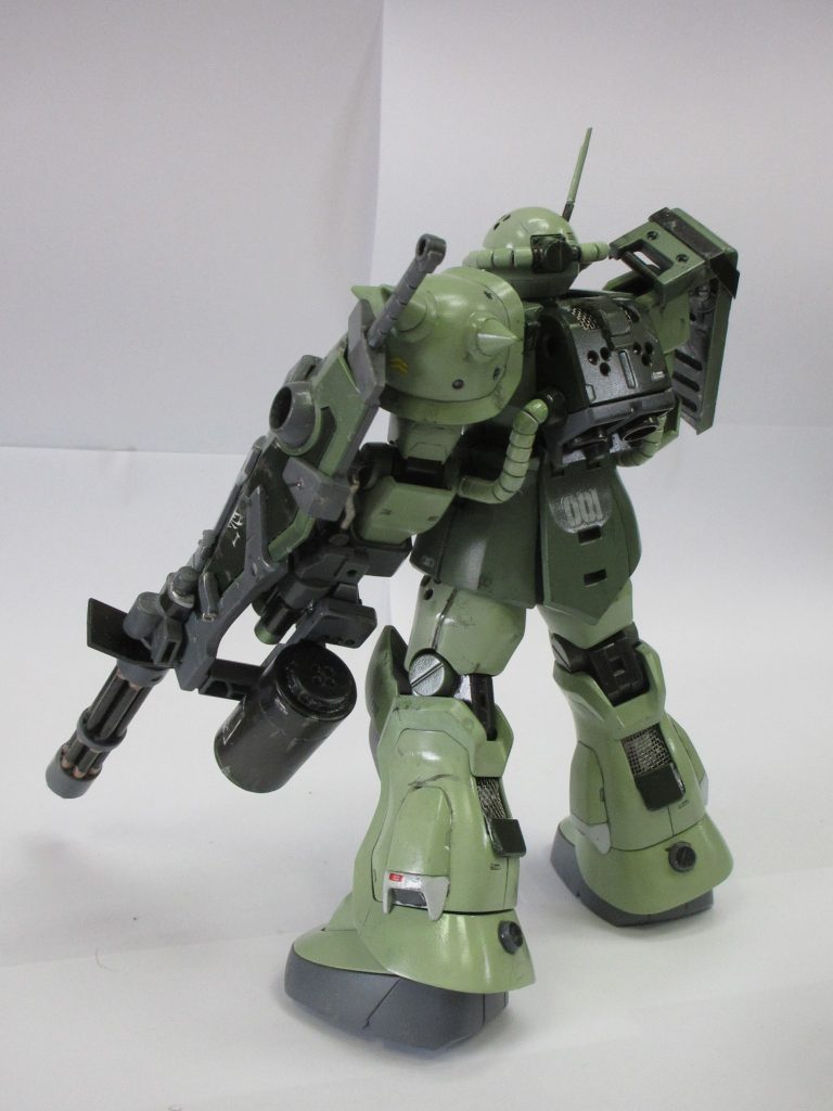 MGの内部フレームを隠すのがもったいなかったので、脹脛とランドセル上部は窓を開け金網を貼り、太腿とランドセル側面・背面は穿孔し、内部をチラ見せしてます。胴体背面上部と左胸の三カ所に吊り下げ用フック。最近よく見ているメカ部チャンネルの影響です。