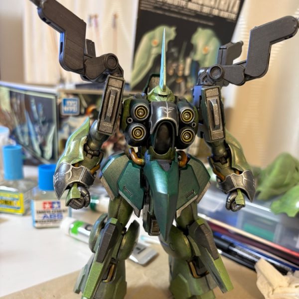 クシャトリヤちまちま進めています深緑部分にガンメタを塗って調子を整えましたバインダーを2回目塗装を行い、スラスター部分をマッキーのシルバーで塗装ファンネルのスラスターもシルバーで塗装隠し腕も塗装だいぶ仕上がってきました！デカールどうするか悩むー😕（1枚目）