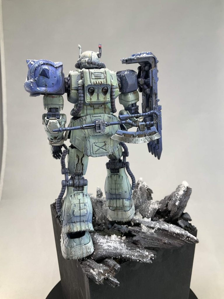 At first I wanted to use the gun, but after fully painting it, and trying the final pose, it just didn't seem right. Instead the model would be bare handed, and have the heat hawk mounted on the back.&nbsp;I thought it might be fun to paint the heat hawk as a normal shiny axe, instead of a glowing in its active state.&nbsp;