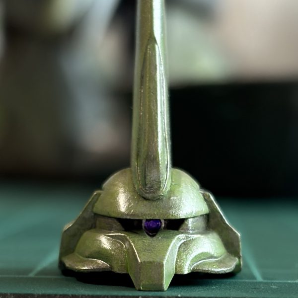 バインダーのデカール貼り付け完了頭部はネオジオンマークをワンポイントバインダーのアームにもワンポイント頭部のアップを一枚モノアイに埋め込んだスワロフスキーは、紫のマッキーで塗装しています（4枚目）