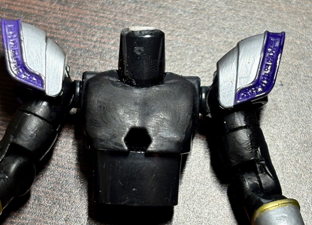 作品名：頭部交換ギミックの研究。<p>以前購入した食玩「SODO CHRONICLE仮面ライダークウガ」のタイタンフォームの首根っこにジョイントを追加してみた。 今回もおなじみの、ホビーベース「関節技 ボールジョイント」と「ジョイントベンチャー」を使用。 元 [&hellip;]</p>
