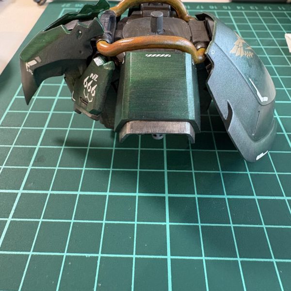胴体から腰部まdrひたすら貼りました1箇所1箇所大きさや合いそうなもの色々な機体用のデカールから拝借総帥用だと思いますが腰裏のデカいネオジオンマークが、深緑とゴールドで上品な落ち着いた豪華さが出た気がします！（4枚目）