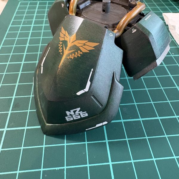 胴体から腰部まdrひたすら貼りました1箇所1箇所大きさや合いそうなもの色々な機体用のデカールから拝借総帥用だと思いますが腰裏のデカいネオジオンマークが、深緑とゴールドで上品な落ち着いた豪華さが出た気がします！（5枚目）