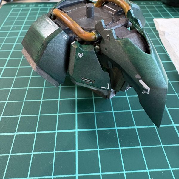 胴体から腰部まdrひたすら貼りました1箇所1箇所大きさや合いそうなもの色々な機体用のデカールから拝借総帥用だと思いますが腰裏のデカいネオジオンマークが、深緑とゴールドで上品な落ち着いた豪華さが出た気がします！（6枚目）