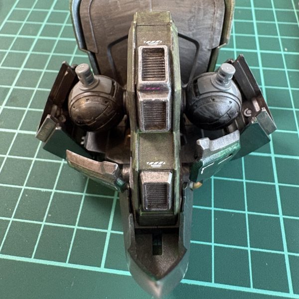 胴体から腰部まdrひたすら貼りました1箇所1箇所大きさや合いそうなもの色々な機体用のデカールから拝借総帥用だと思いますが腰裏のデカいネオジオンマークが、深緑とゴールドで上品な落ち着いた豪華さが出た気がします！（7枚目）