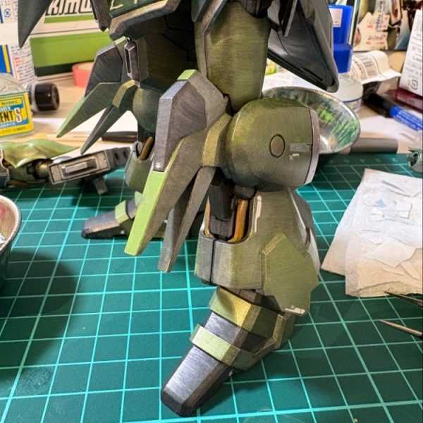 脚部と肩、腕部にデカール色々な方の作品を参考にしながら自分なりに進めました情報量が増えていい感じ！（1枚目）
