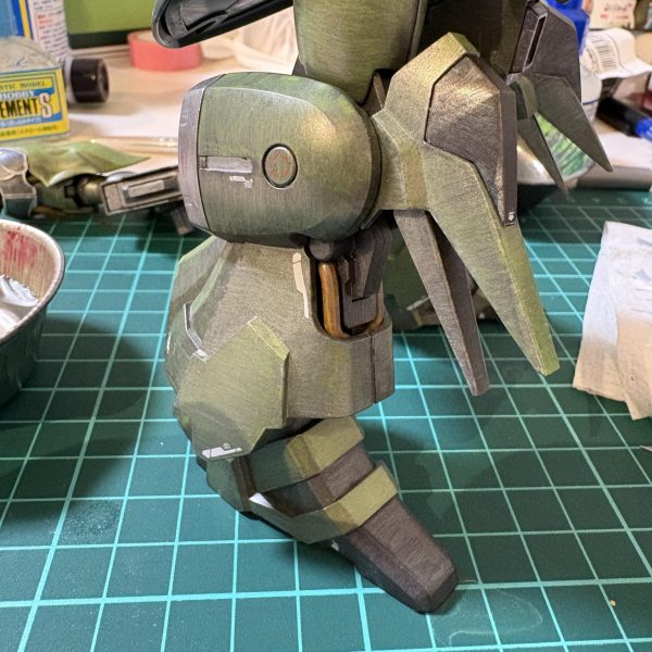 脚部と肩、腕部にデカール色々な方の作品を参考にしながら自分なりに進めました情報量が増えていい感じ！（3枚目）