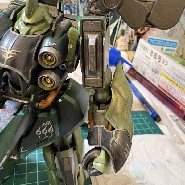 脚部と肩、腕部にデカール色々な方の作品を参考にしながら自分なりに進めました情報量が増えていい感じ！（4枚目）