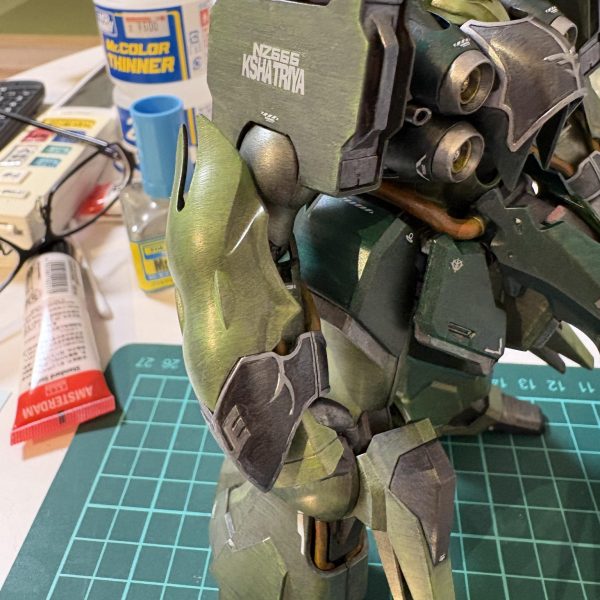 脚部と肩、腕部にデカール色々な方の作品を参考にしながら自分なりに進めました情報量が増えていい感じ！（6枚目）