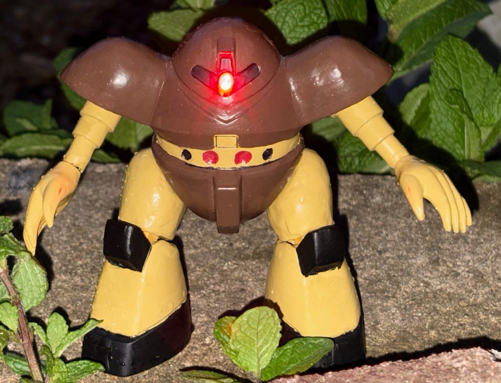 次は腕が長いクリーチャーみたいなハイゴッグも作ってみようかな(zaku-kao2)