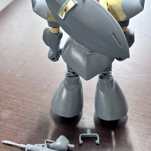 2月頃に仮組みしていたゲルググの制作を再開。以下改造ポイント。・頭部はモビリティジョイントのゲルググを流用。これは昨日のつぶやきにあった「頭部交換」のギミックを応用した。・各関節にボールジョイントを使用。肩アーマーも胴体から分離して可動式にした。・プラ板で腰を少し延長。・コクピットのフタにはHアイズを使用。現時点でこれだけやり、何とか形にした。あとは合わせ目をパテで消したり、ハンドパーツの追加を行う予定。&nbsp;（3枚目）