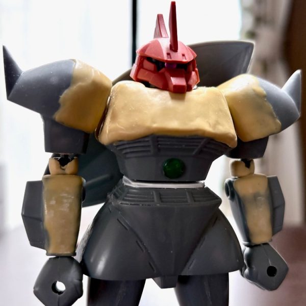 2月頃に仮組みしていたゲルググの制作を再開。以下改造ポイント。・頭部はモビリティジョイントのゲルググを流用。これは昨日のつぶやきにあった「頭部交換」のギミックを応用した。・各関節にボールジョイントを使用。肩アーマーも胴体から分離して可動式にした。・プラ板で腰を少し延長。・コクピットのフタにはHアイズを使用。現時点でこれだけやり、何とか形にした。あとは合わせ目をパテで消したり、ハンドパーツの追加を行う予定。&nbsp;（1枚目）