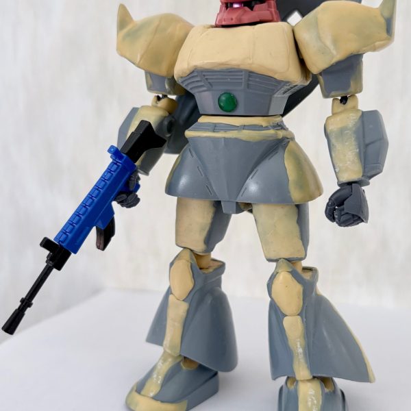 旧キットゲルググ 進捗状況。・肩アーマーや胸部装甲、スカート、太もも、ズボン部分のパテ盛り。・ハンドパーツのボールジョイント化。元々のハンドパーツもコトブキヤのMSGハンドパーツのジョイントをくっ付けた。・セリアから出ているライフルを試しに持たせてみた。100均とはいえ意外と似合ってるので、試作型ビームライフルにする予定。・シールドは背中にマウントできるようにした。ここ2日で上記の事をやったが、かなりシェイプアップできたんじゃないかなと思う(gundam-kao6)完成まであと少し(zaku-kao5)(2枚目)