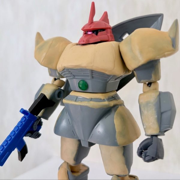 旧キットゲルググ 進捗状況。・肩アーマーや胸部装甲、スカート、太もも、ズボン部分のパテ盛り。・ハンドパーツのボールジョイント化。元々のハンドパーツもコトブキヤのMSGハンドパーツのジョイントをくっ付けた。・セリアから出ているライフルを試しに持たせてみた。100均とはいえ意外と似合ってるので、試作型ビームライフルにする予定。・シールドは背中にマウントできるようにした。ここ2日で上記の事をやったが、かなりシェイプアップできたんじゃないかなと思う(gundam-kao6)完成まであと少し(zaku-kao5)(1枚目)