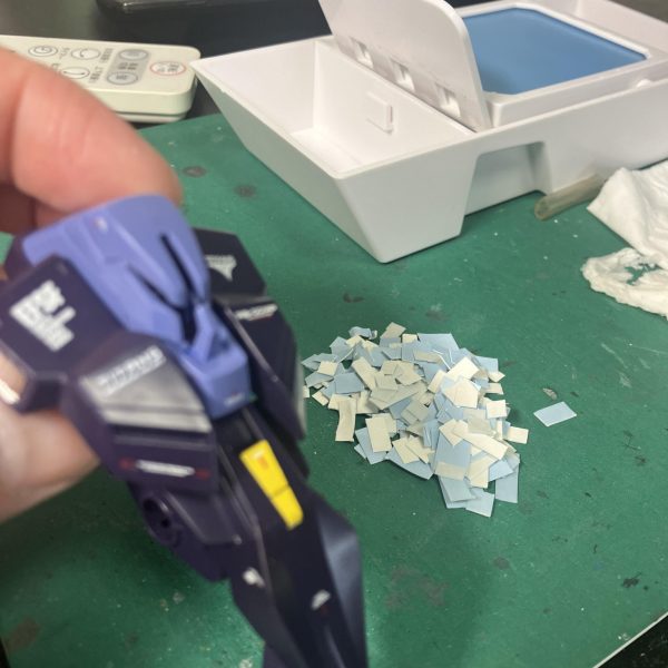 HGメッサーラもデカールまで漕ぎ着きました☺️🤟　敵方のティターンズとはいえ地球連邦軍の機体、ならばと「EFSF」のデカールが映える🤩しかしながら、デカールの手に入りにくいこのご時世😑、大判のバンダイ謹製のなかでも数少なく、うぅ〜ん😵‍💫そんなことを言いながら今回もデカールの山を築く⛰️🥳　楽しんでます💪🥰　そしてメタリックマーカーをマスキング準備してトップコートへ😉（3枚目）