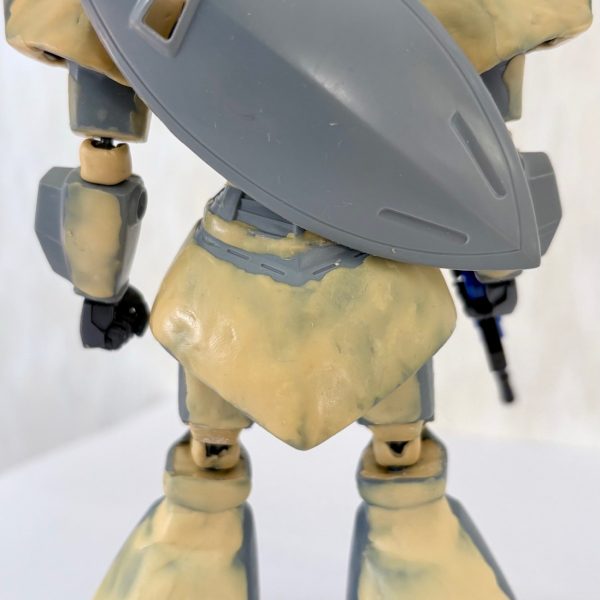 旧キットゲルググ 進捗状況。・肩アーマーや胸部装甲、スカート、太もも、ズボン部分のパテ盛り。・ハンドパーツのボールジョイント化。元々のハンドパーツもコトブキヤのMSGハンドパーツのジョイントをくっ付けた。・セリアから出ているライフルを試しに持たせてみた。100均とはいえ意外と似合ってるので、試作型ビームライフルにする予定。・シールドは背中にマウントできるようにした。ここ2日で上記の事をやったが、かなりシェイプアップできたんじゃないかなと思う(gundam-kao6)完成まであと少し(zaku-kao5)(3枚目)