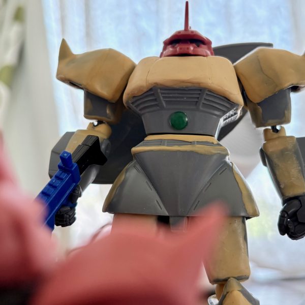 旧キットゲルググ 進捗状況。・肩アーマーや胸部装甲、スカート、太もも、ズボン部分のパテ盛り。・ハンドパーツのボールジョイント化。元々のハンドパーツもコトブキヤのMSGハンドパーツのジョイントをくっ付けた。・セリアから出ているライフルを試しに持たせてみた。100均とはいえ意外と似合ってるので、試作型ビームライフルにする予定。・シールドは背中にマウントできるようにした。ここ2日で上記の事をやったが、かなりシェイプアップできたんじゃないかなと思う(gundam-kao6)完成まであと少し(zaku-kao5)(5枚目)
