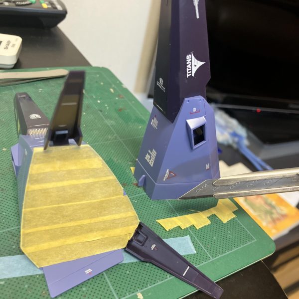 HGメッサーラもデカールまで漕ぎ着きました☺️🤟　敵方のティターンズとはいえ地球連邦軍の機体、ならばと「EFSF」のデカールが映える🤩しかしながら、デカールの手に入りにくいこのご時世😑、大判のバンダイ謹製のなかでも数少なく、うぅ〜ん😵‍💫そんなことを言いながら今回もデカールの山を築く⛰️🥳　楽しんでます💪🥰　そしてメタリックマーカーをマスキング準備してトップコートへ😉（4枚目）