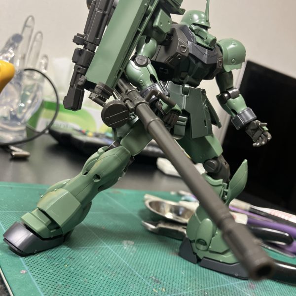 ギラズール•ギルボア・サント機ですね、以前から積んでましたが似た配色のハイザックカスタムを先にしたのでようやく日の目を🌞🥳　ギラドーガ重装備版もよく似た兵装なのでそろそろ取り掛かっておきましょう、と🥳👏全体的にシール多い目、特徴的な”袖”はシールでいっちゃおうかな☺️ あとは機体各所の白丸ディテールの機能がよく分からないのでどう処理するか思案中🤔　余った標準装備も付属しているのでプレイバリューも高め🤟🥰（4枚目）