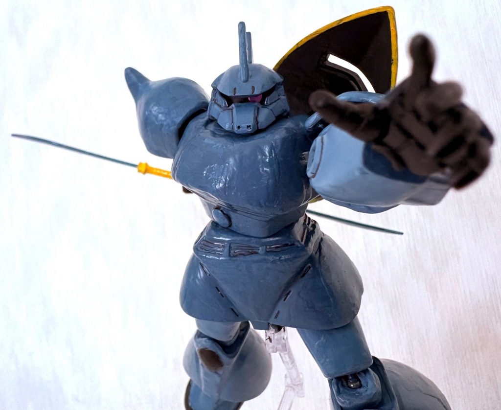 開き手のおかげでビームナギナタのポーズもカッコよくキマる(zaku-kao6)