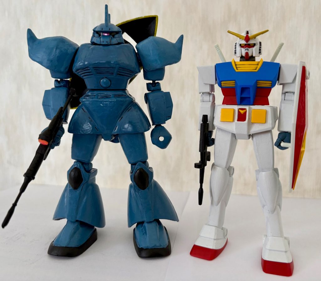 リバイバル版ガンダムと比較。ボールジョイントを仕込んだおかげで一回り大きくなり、劇中設定の大きさである19.2mにぐっと近づいたんじゃないかな？