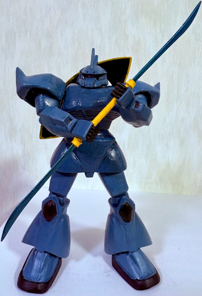 ビームナギナタもギャンのハンドパーツのおかげでこのように持たせられる(zaku-kao6)断じて「レレレのおじさん」のポーズをモノマネしているワケではない（笑）