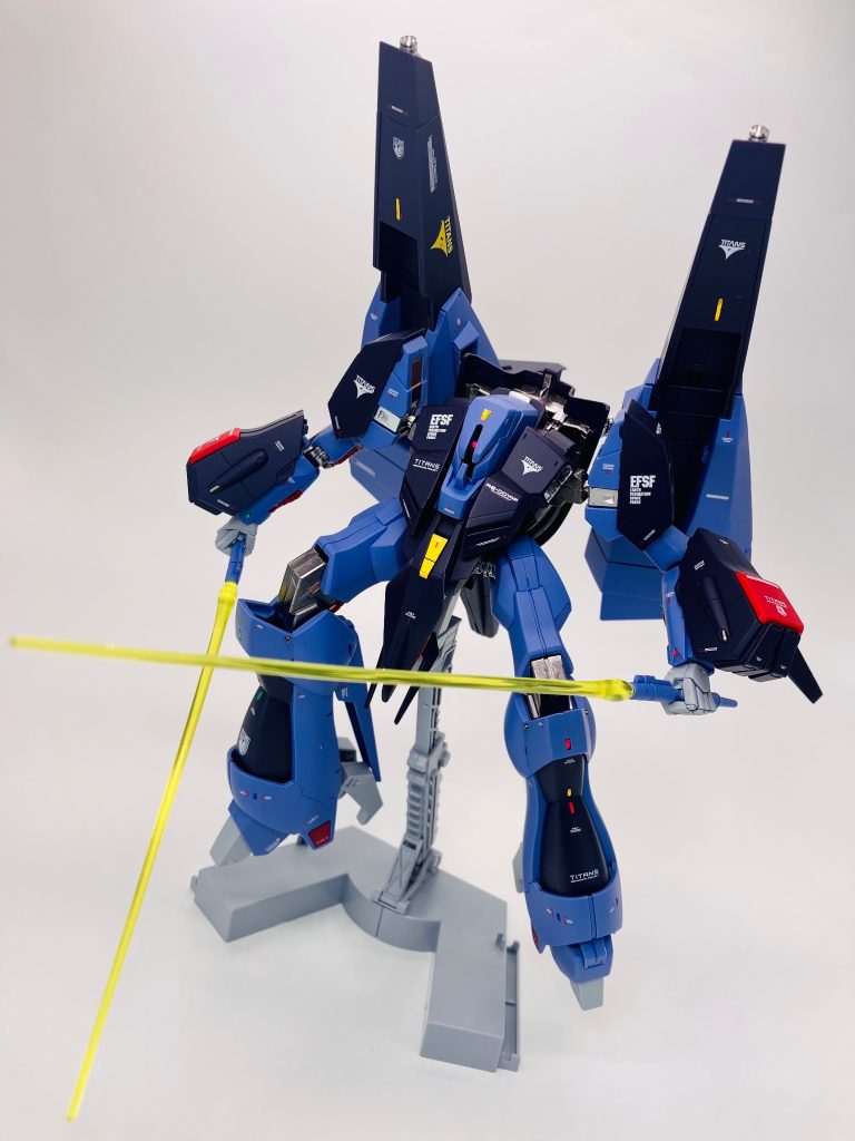手持ち武装はビームサーベル2本のみ🥳　大柄の機体なのでデカールやランプでアシンメトリーな方向性を意識しました🫡