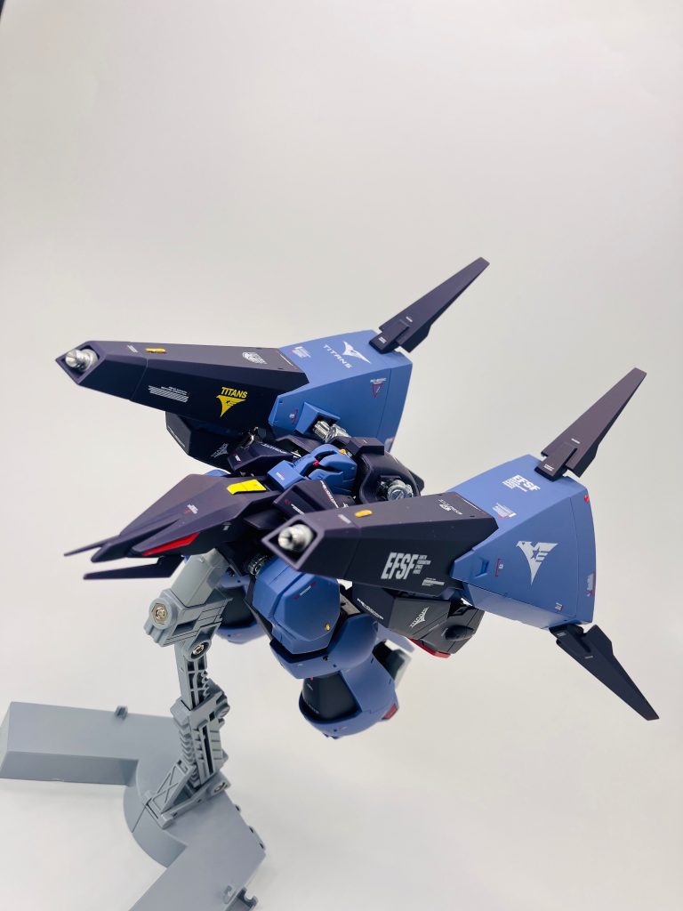 さて、モビルアーマーに変形、塗膜やデカールの剥がれにビクビクしてましたが無事に😮‍💨　メガ粒子砲の砲塔先端はメタルパーツを💪
