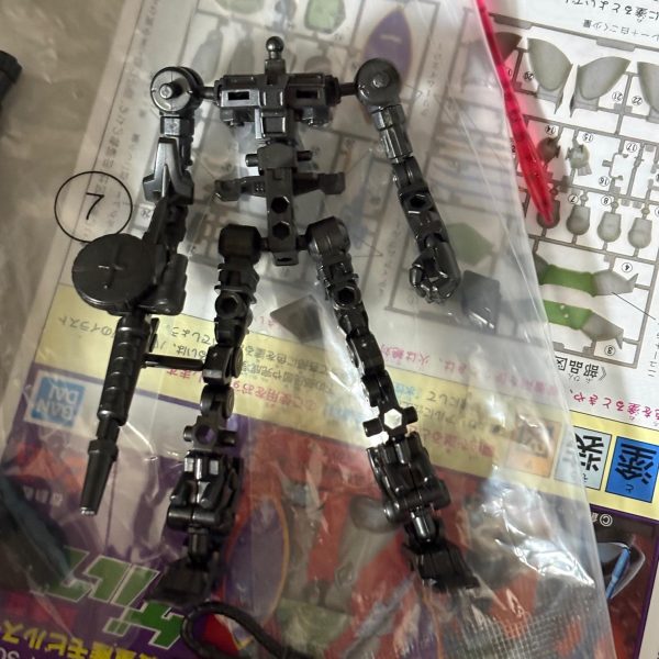 整理をしていたら、この前買ったGフレームの高機動型ザクが1体余っていたので思い切ってリペイントしてみた(zaku-kao5)P.S.Gフレームのジャイアントバズは旧キットゲルググにも似合う。（3枚目）