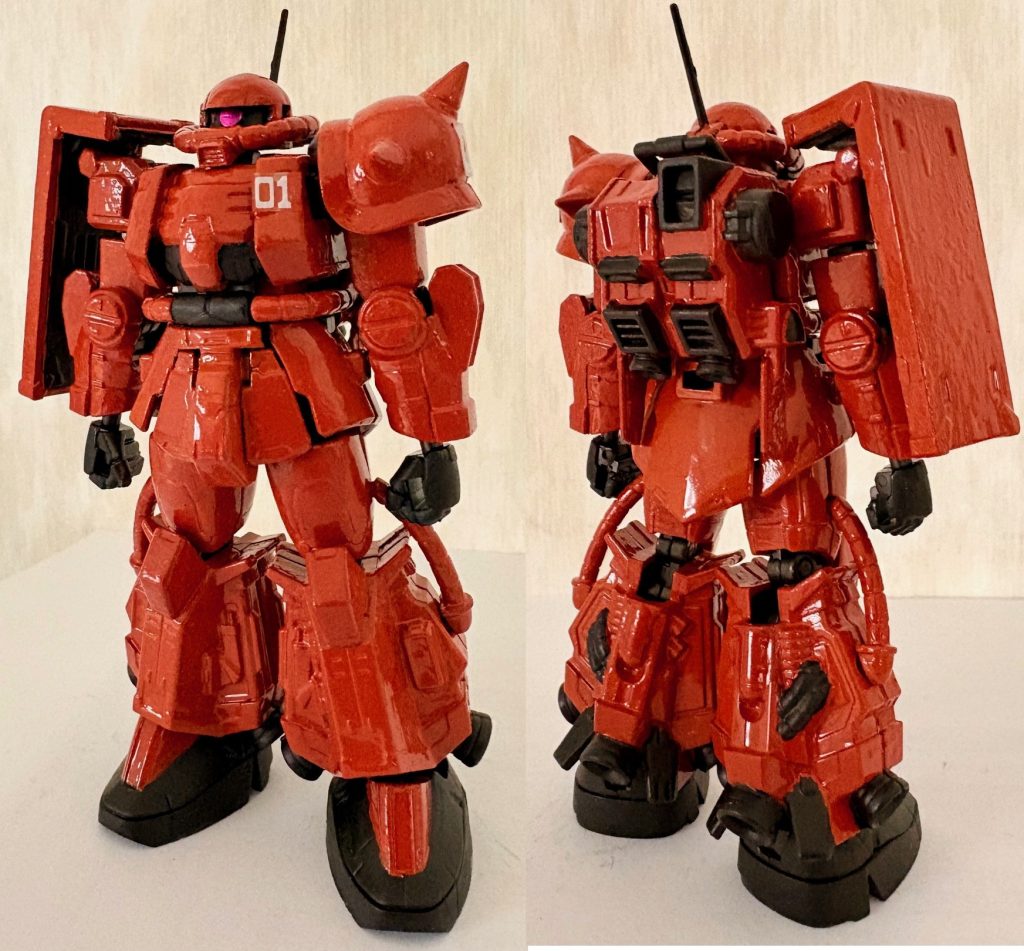 フロントビューとリアビュー。全身をオレンジとつや消しブラックで塗装し、「01」のデカールはリバイブ版Mk-Ⅱから流用した。試験機ということもあり、テカりのある質感にしてみた。