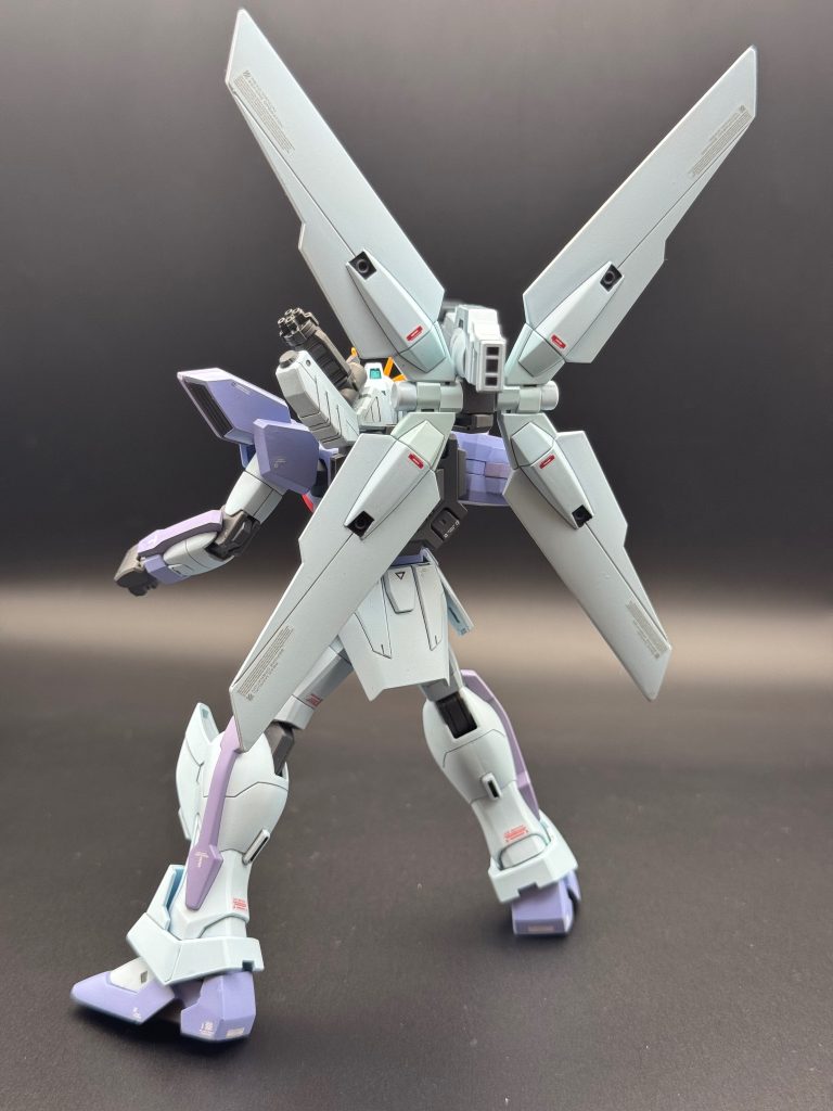 バックショットです。少し古いHGですが重さに影響されずしっかり立ってくれるのはありがたいです。
