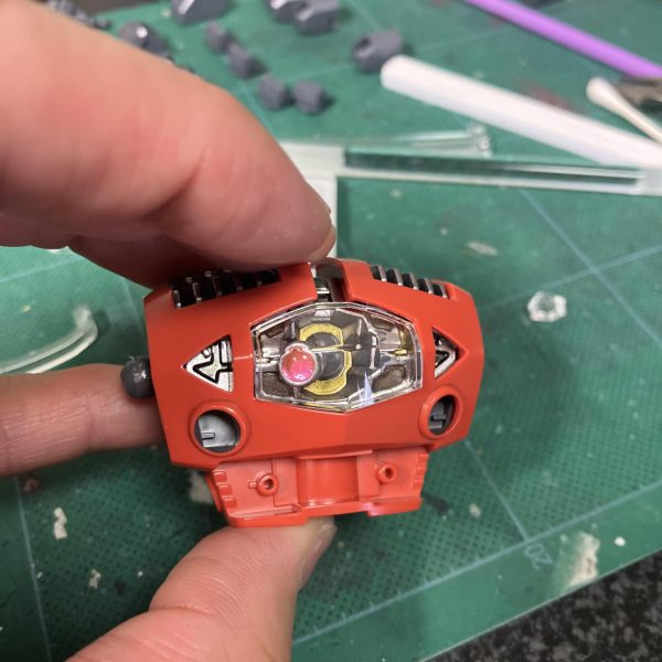 さて、ゾゴックのモノアイですね👁️ ココはゾゴックの命でもありそうなのでデナンゲーのツインアイの技法(バンダイ公式の指示👉)をそのまま転用🥳🤟付属のホイルシールを穴あけポンチで丸に切り出し、Hアイズが丁度良いサイズでした😋💪　あとはレジン液でミスらないことを祈ると🙏😆　カバーも含めてクリアパーツはコンパウンドで研磨しました🤩👍（4枚目）