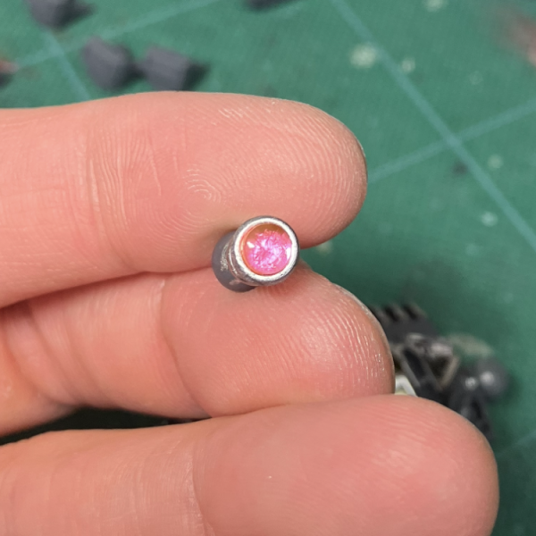 さて、ゾゴックのモノアイですね👁️ ココはゾゴックの命でもありそうなのでデナンゲーのツインアイの技法(バンダイ公式の指示👉)をそのまま転用🥳🤟付属のホイルシールを穴あけポンチで丸に切り出し、Hアイズが丁度良いサイズでした😋💪　あとはレジン液でミスらないことを祈ると🙏😆　カバーも含めてクリアパーツはコンパウンドで研磨しました🤩👍（2枚目）