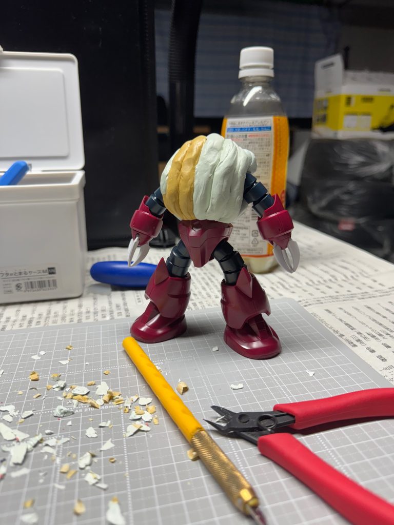 作り方に工夫もなく、ただただパテを盛り付けて作っていきました。パテで作ると野球の硬球並みの重さと硬さになってしまいます。賢い人はこんな作り方するのはやめましょう。