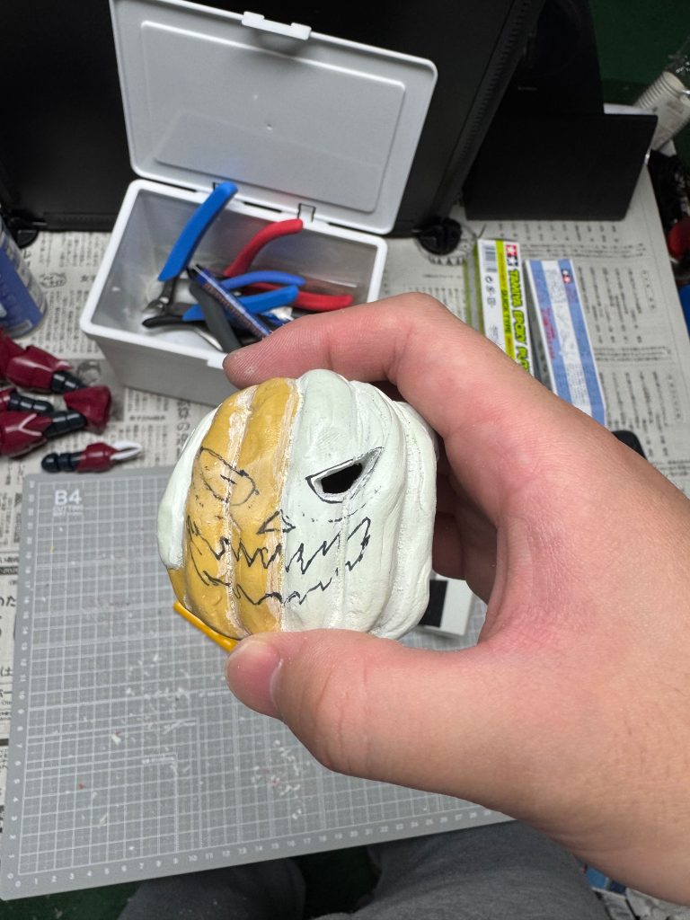 ピンバイスで下書きした形に少しずつ穴を開け、ヤスリやデザインナイフで形を整えます。実際のジャック・オー・ランタンと作り方は一緒ですが、硬さが段違いです。賢い人は（ry