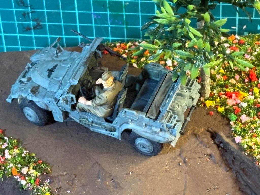 車は過去作、背景はAIでつけました。AIに背景注文して写真をコンビニでA3印刷して写真撮影してた頃より楽です。天気が良ければ1日でジオラマが出来てしまうのでかなりの時短ですね。