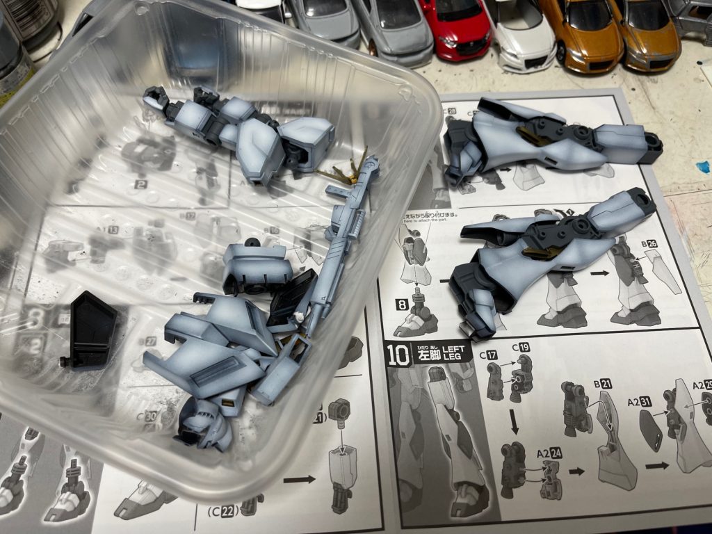 　二機分の部品があるので、混じらない様に塗り終わったらどんどん組んで行きます。