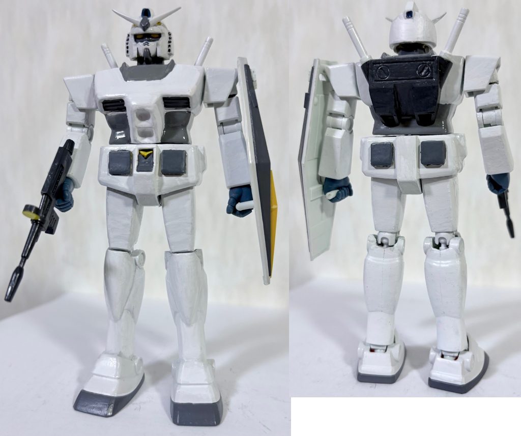 フロントビューとリアビュー。白とグレーのツートンカラーが特徴。ちなみにハンドパーツはロボット魂のモノを使っている。