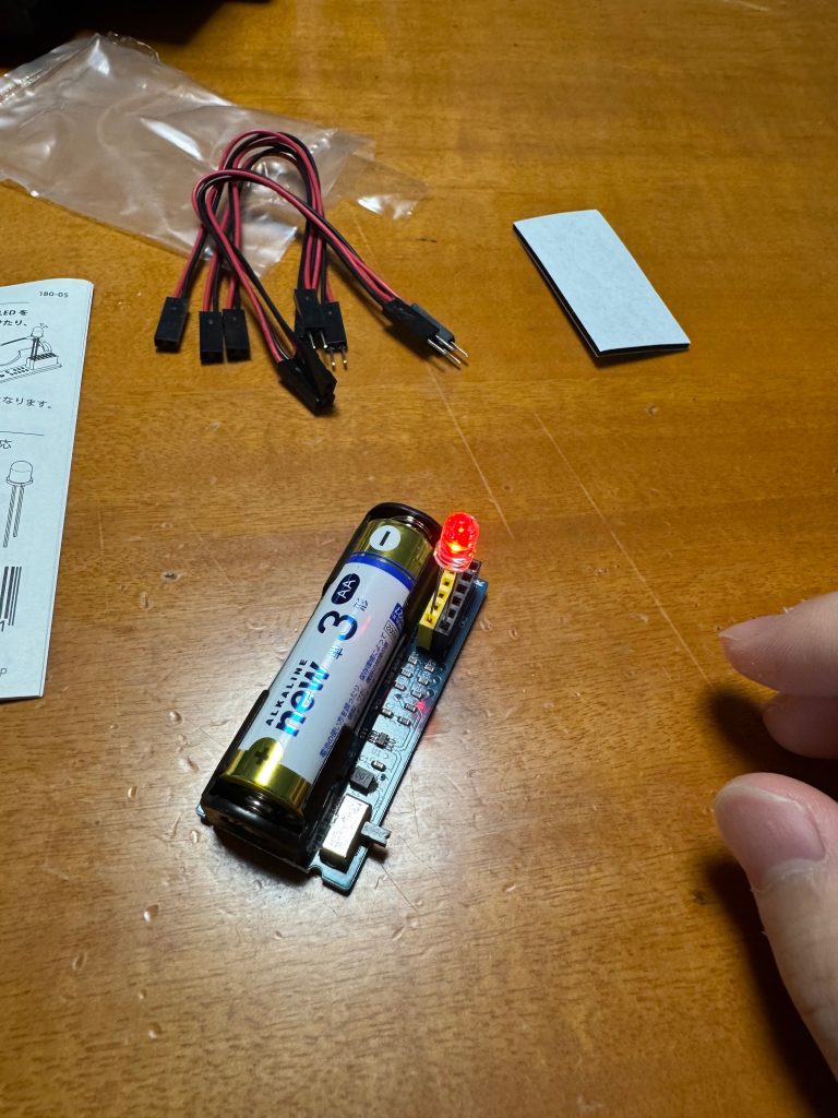 ELEKIT LEDを光らせるための電池ボックス［AP-180］です。お手軽に電飾することが出来ました。電池は単三電池の為、ユニットを隠す考えは捨てました。