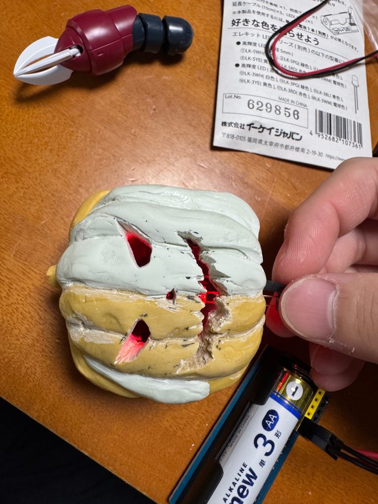 ハロウィンに合わせて2週間かけずに作業を終わらせようとしました。間に合いはしましたが、雑さが目立つ作品になりました。