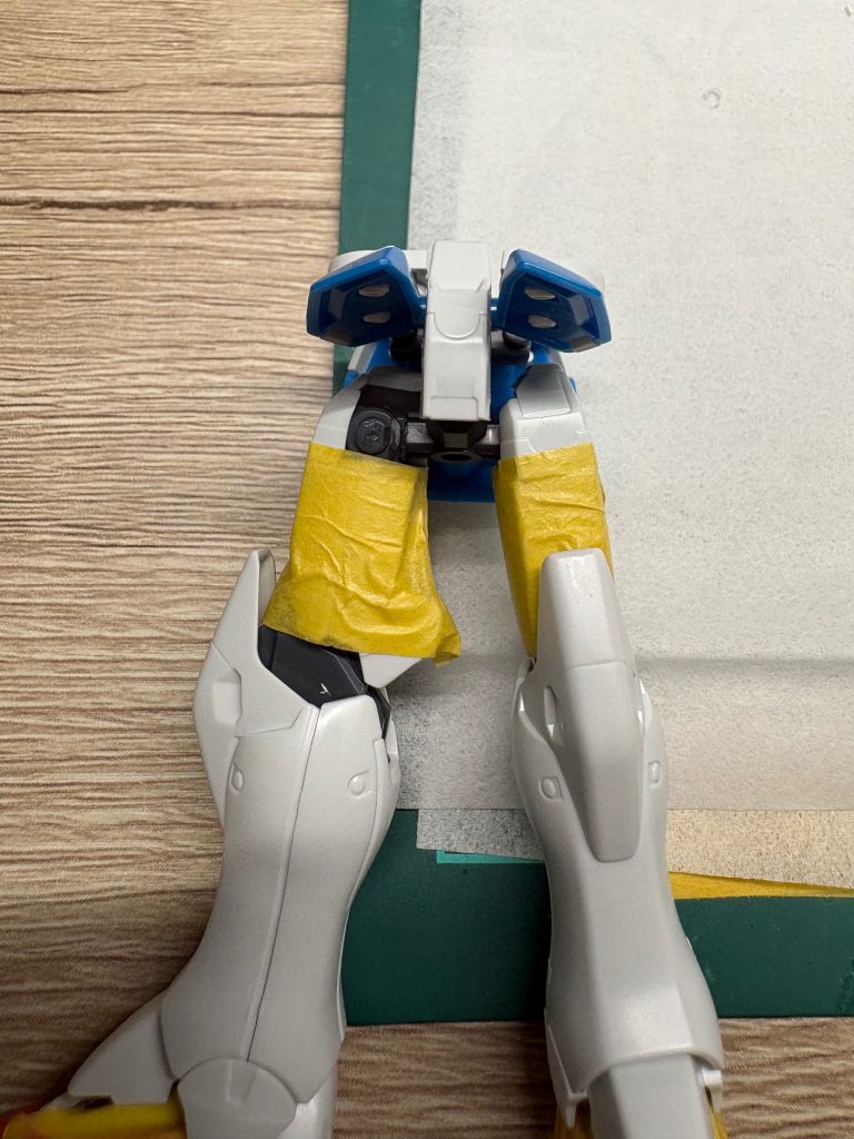 太ももは可動のために装甲が上下に分割されていたのですが、イメージとかけ離れていたため可動を残したまま装甲の分割はなくすという加工をしています(見辛くてすみません(＞人＜;))