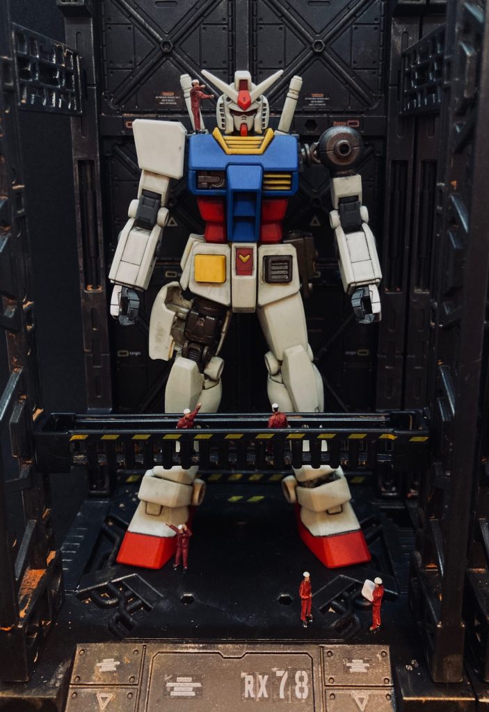 3月9日（ザクの日）ジオラマで使用した、鉄道模型のフィギュアの服を赤に塗って配置。また100均ジオラマベースの専用デカールが販売していたので貼ってみました。
