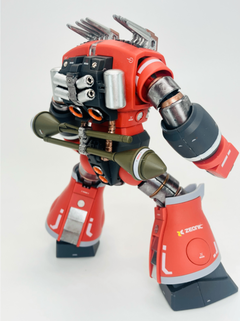 漢の背中👏🤩　ちょっとマーカー塗装が粗い🤣　デザイン上、胴体が可動しませんのでモノアイ可動は表情豊かに🥰