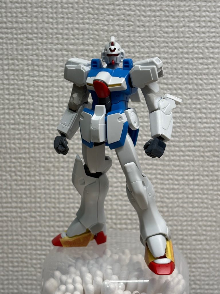 また、ハンドパーツの改造も今回やれてよかったポイントです。ビルドハンズ丸型(旧称:次元ビルドナックルズ、名前がかっこいい)を加工して使用しています。(右手が加工前、左手が加工後)可動軸のためか手の甲の形がなんかう〜んって感じだったので、何かしらの手の甲を移植しました