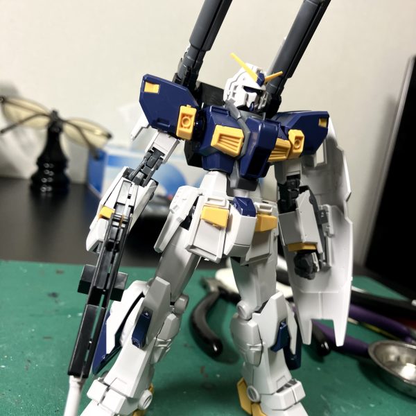 ガンダム6号機ですね、割と最近まで”マッド”ロックだと空目してました🥳　　改めてマドロック、🩴スリッパがイエローという珍しいカラーリング👏🥰ガラスヤスリを買い換えてからというもの、ゲート跡はもう片刃ニッパーでもかな〜り残しております😆　というのもレーザープラスでヤスれば最低でも成形色仕上げ派の天敵である白化は避けて通れそうでして💪🤩　今回も何か武装をプラスしようかも含めて楽しい1人作成タイム⏰（2枚目）