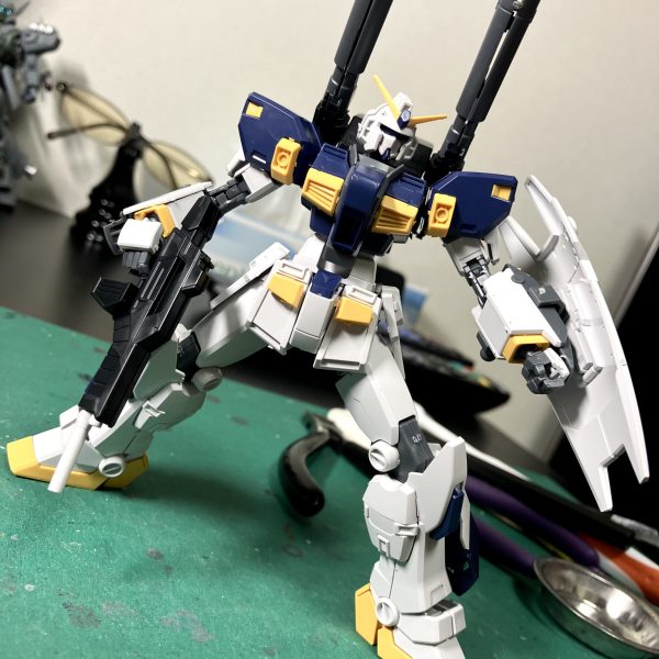 ガンダム6号機ですね、割と最近まで”マッド”ロックだと空目してました🥳　　改めてマドロック、🩴スリッパがイエローという珍しいカラーリング👏🥰ガラスヤスリを買い換えてからというもの、ゲート跡はもう片刃ニッパーでもかな〜り残しております😆　というのもレーザープラスでヤスれば最低でも成形色仕上げ派の天敵である白化は避けて通れそうでして💪🤩　今回も何か武装をプラスしようかも含めて楽しい1人作成タイム⏰（3枚目）